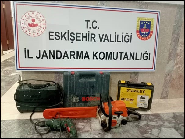 Eskişehir'de Jandarma, Hırsızlık Şüphelilerini Yakaladı