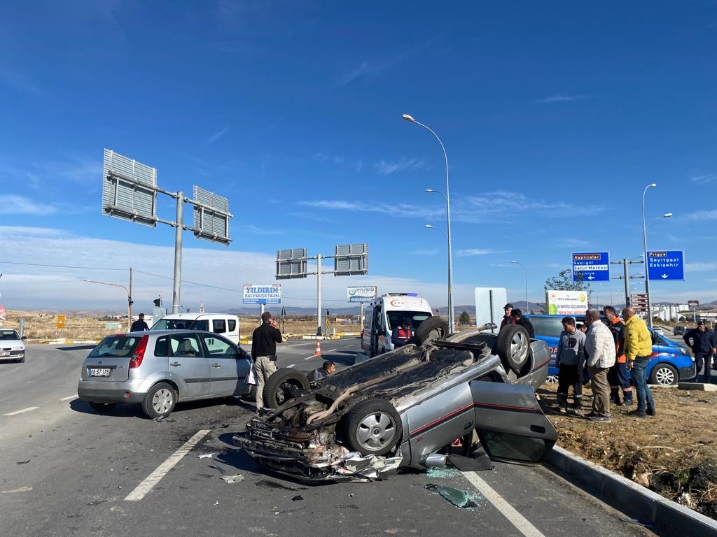 İhsaniye'de Otomobil Çarpışması: 5 Yaralı