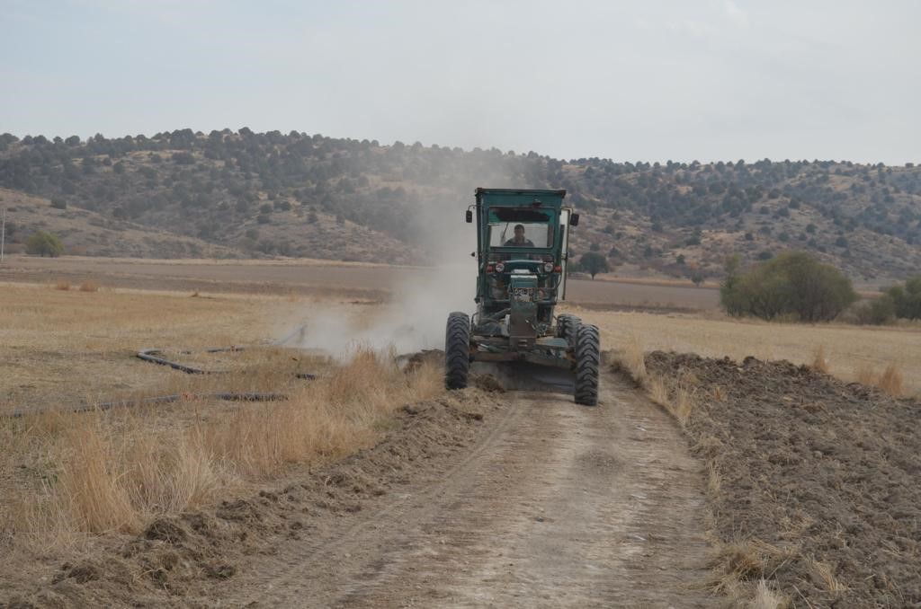 Eskişehir'in Beylikova ilçesinde 25 mahallede tarla yolları onarıldı.