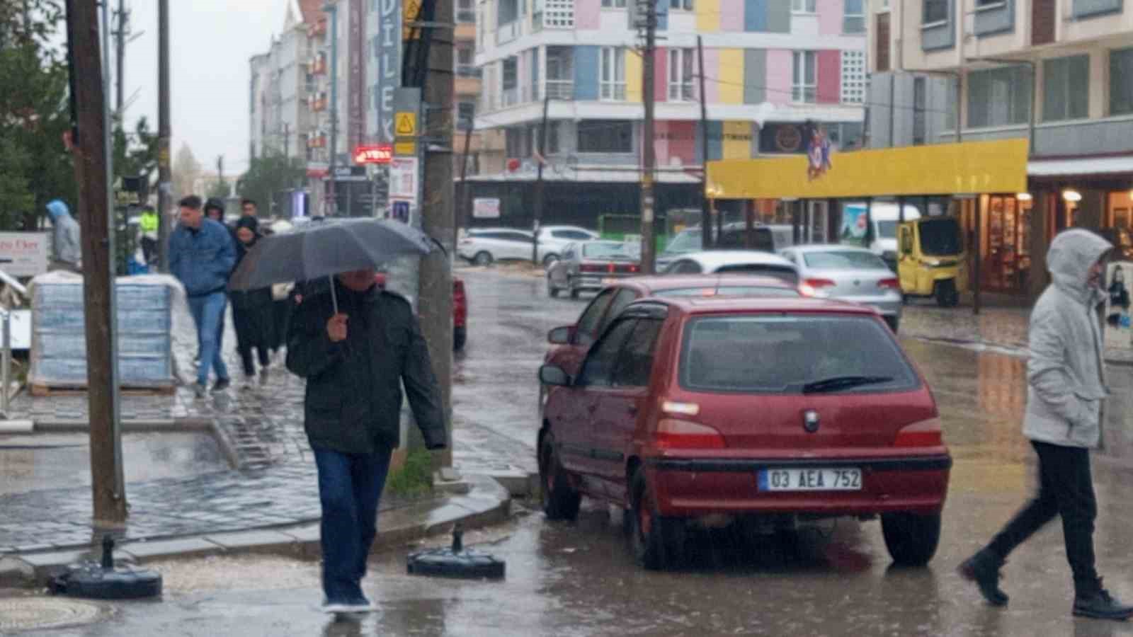 Afyonkarahisar'da şiddetli yağış ve rüzgar