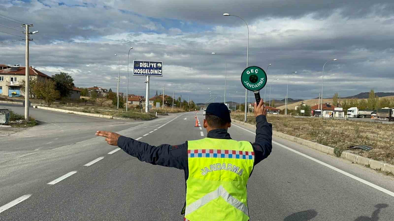 Bolvadin'de jandarma trafik denetimi yaptı