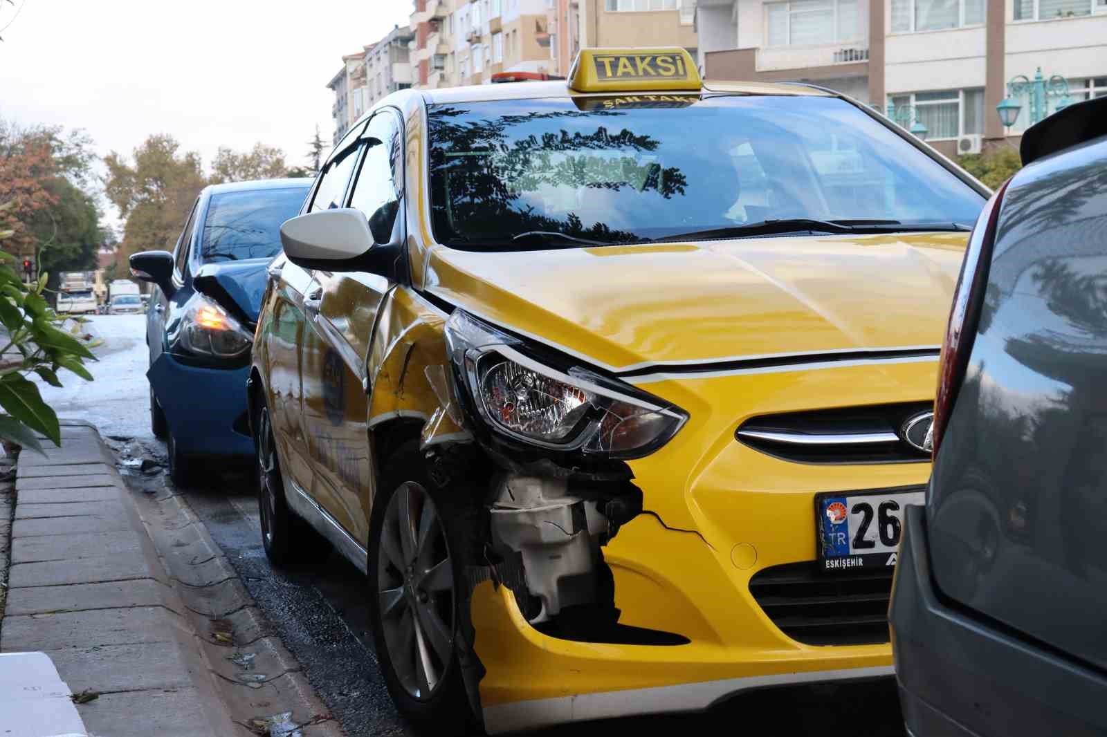 Eskişehir'de buzlanma nedeniyle 6 araçta maddi hasar meydana geldi. #kazahaber #Eskişehir