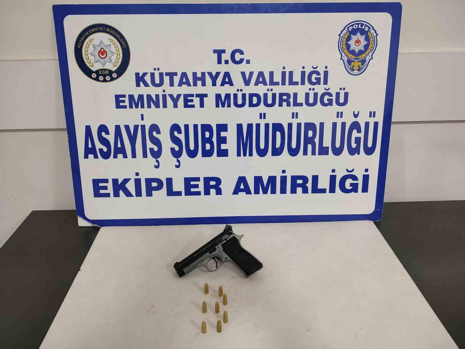 Kütahya'da Asayiş Şube Müdürlüğü tarafından yapılan operasyonda ruhsatsız tabanca ve fişekler ele geçirildi