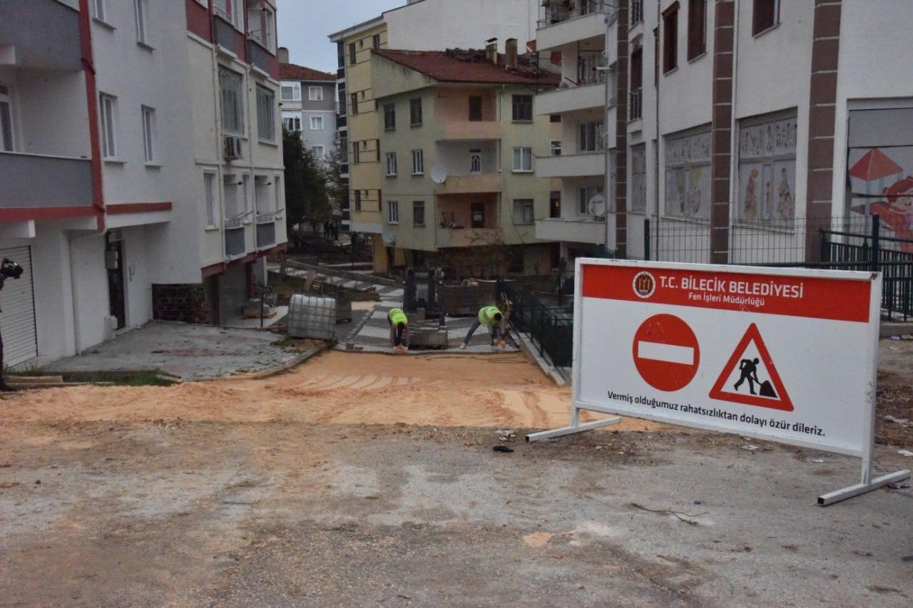 Bilecik Belediyesi, Bahçelievler Mahallesi'nde kilit parke yol yapımına başladı.