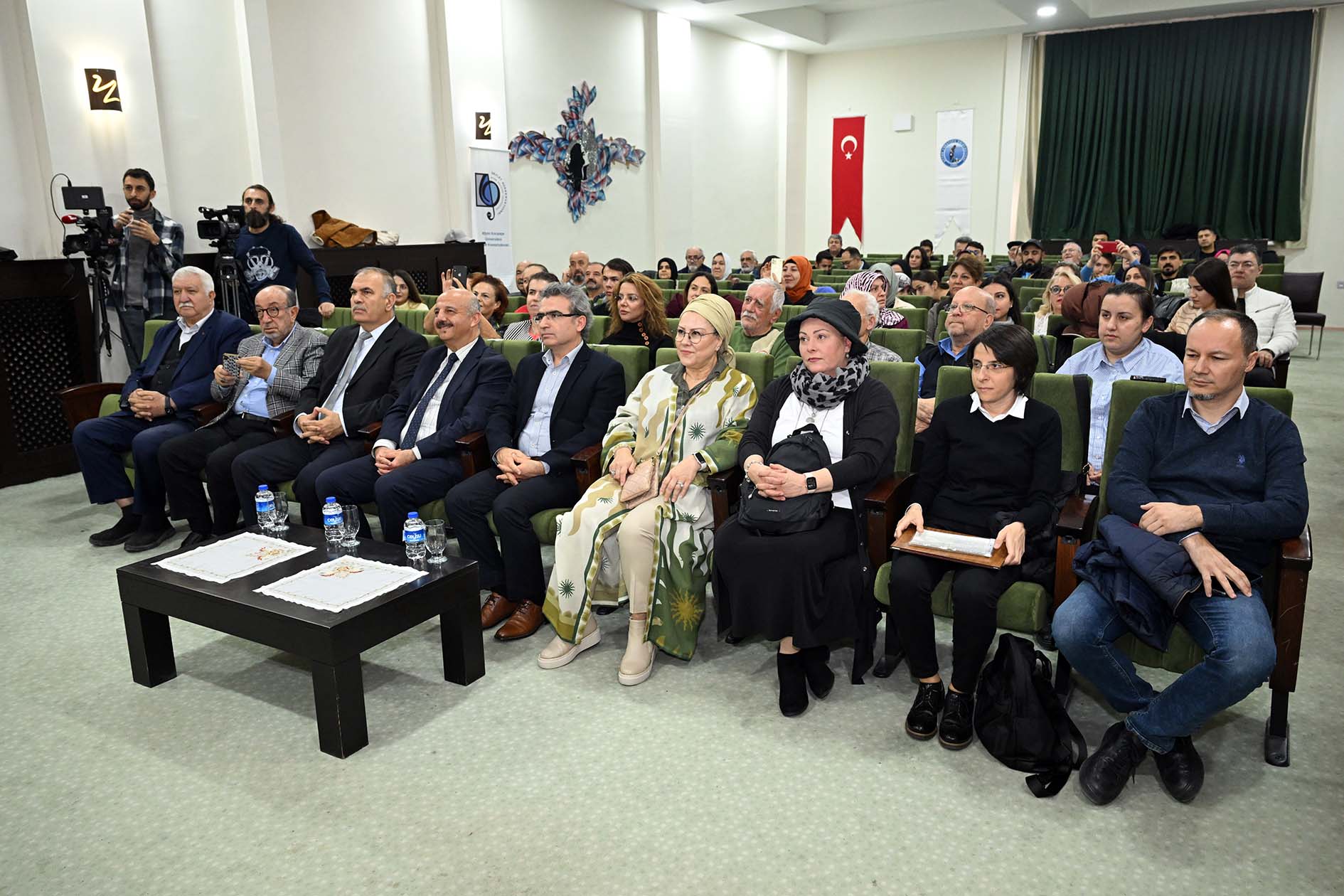 Afyon Kocatepe Üniversitesi Ahmet Özhan'a Yaşam Boyu Onur Ödülü verdi.