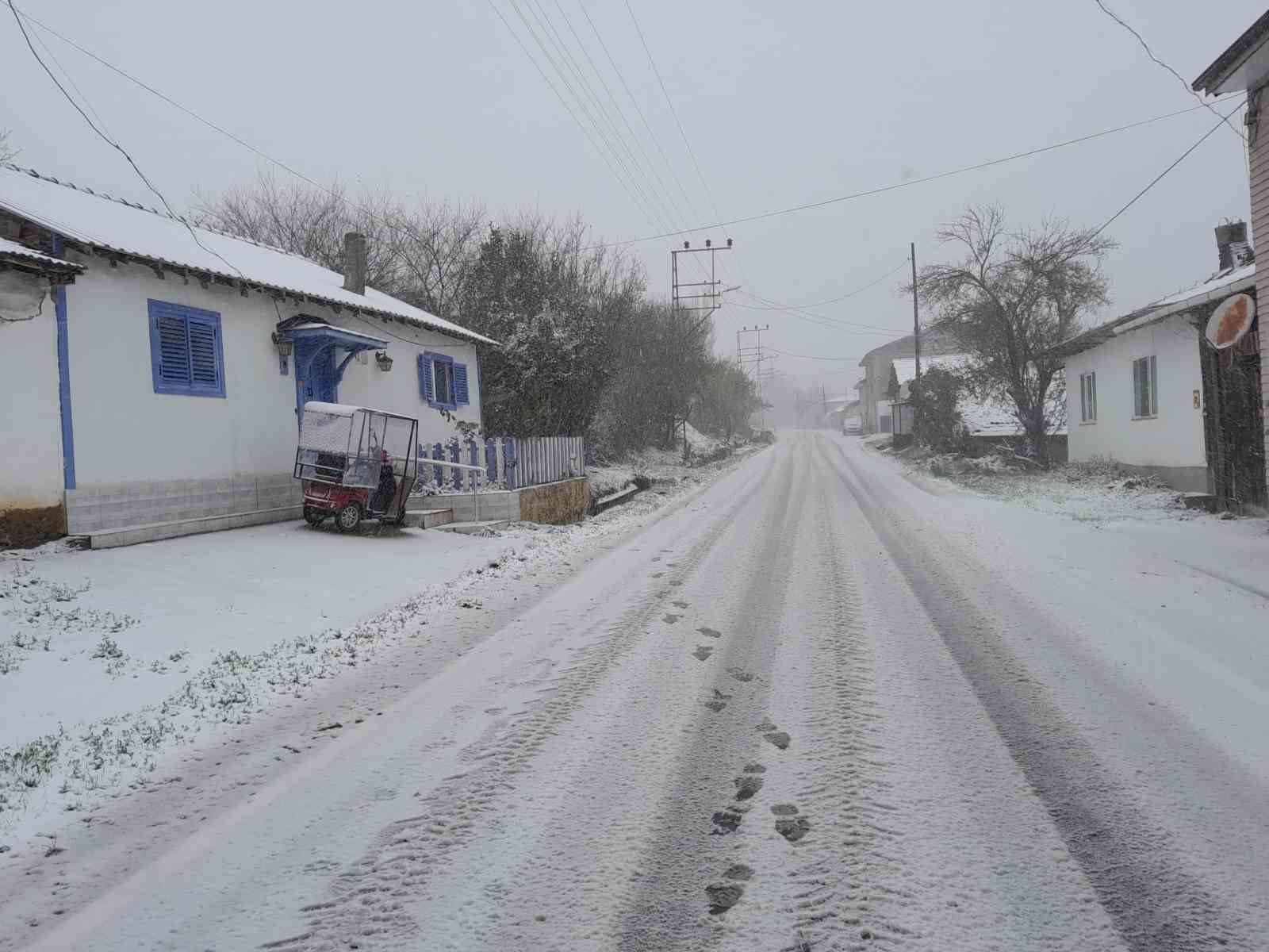 Pazaryeri ve köylerinde beklenen kar yağışı etkili oldu