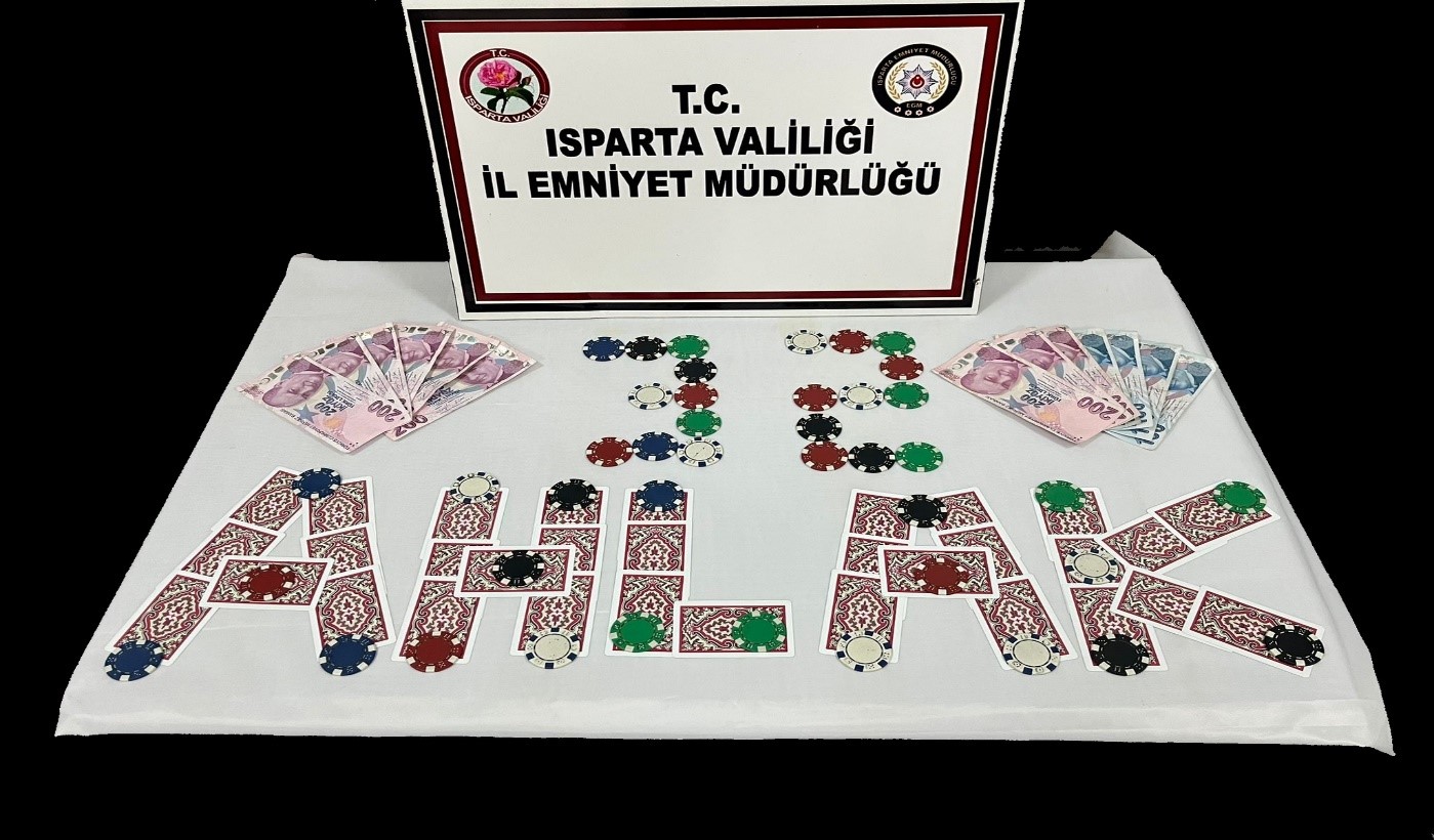 Isparta Ahlak Büro Amirliği kumar derneğine operasyon düzenledi: 4 kişiye 16 bin 220 TL para cezası