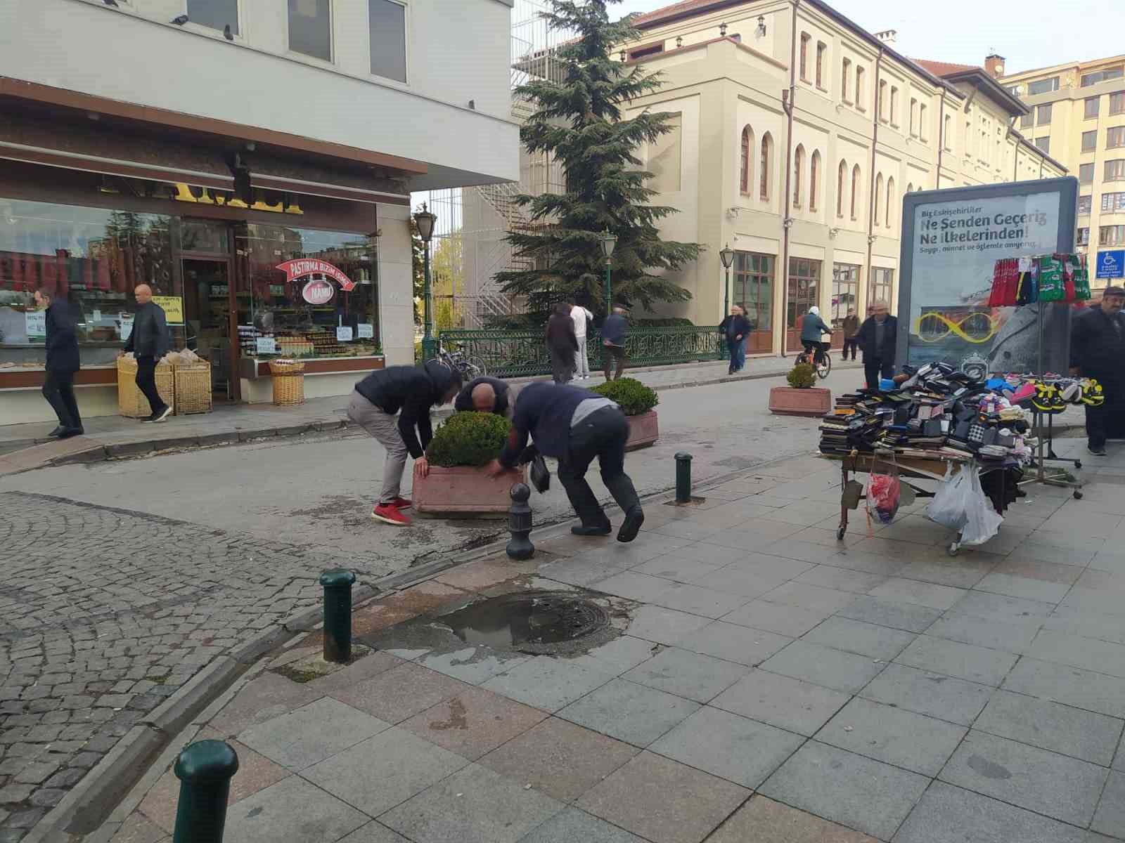 Eskişehir'de Taşbaşı Caddesi'nde trafik sorunu! Esnaf taş saksılarla çözüm buldu.