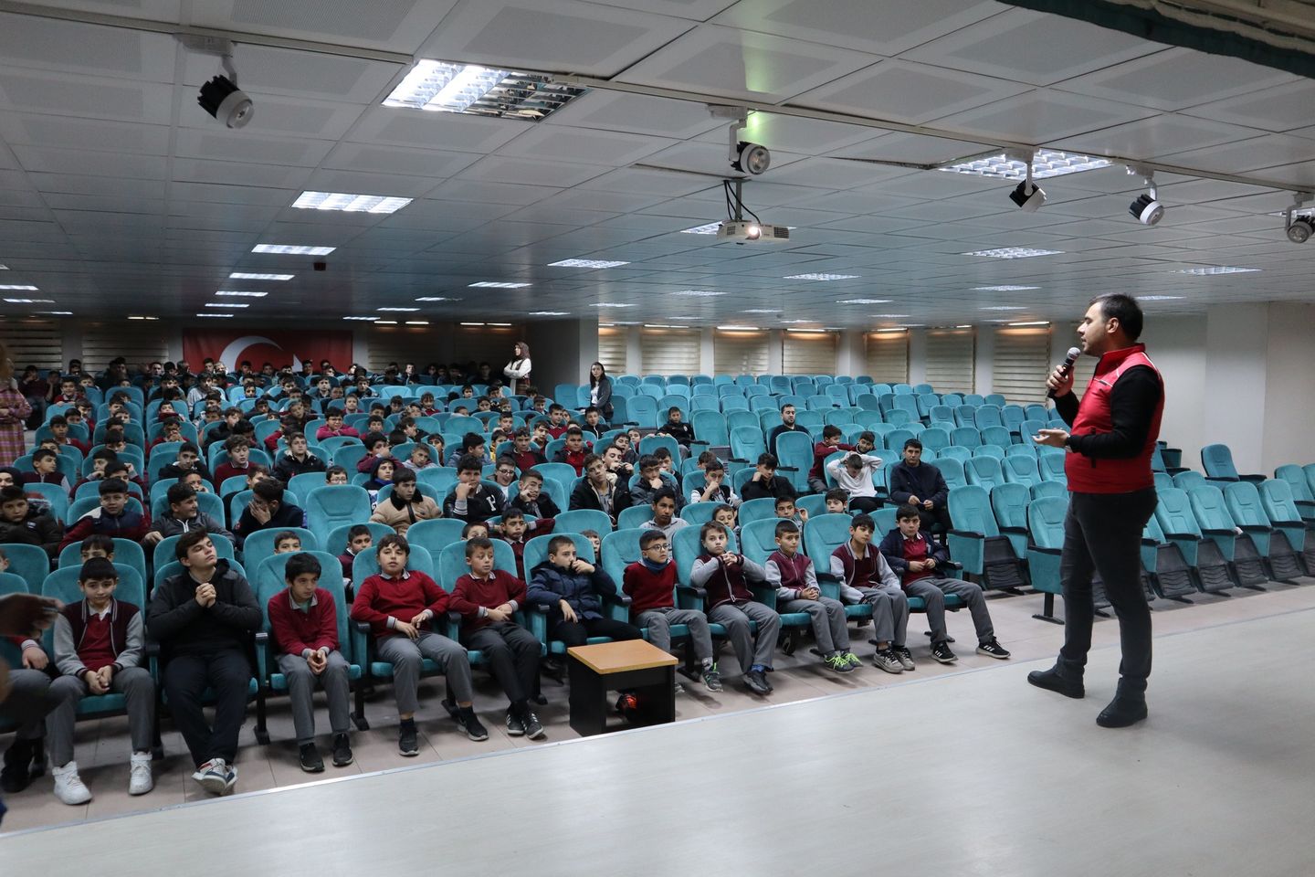 Şuhut'taki Gençlik Merkezi Öğrencilere Çeşitli Olanaklar Sunuyor