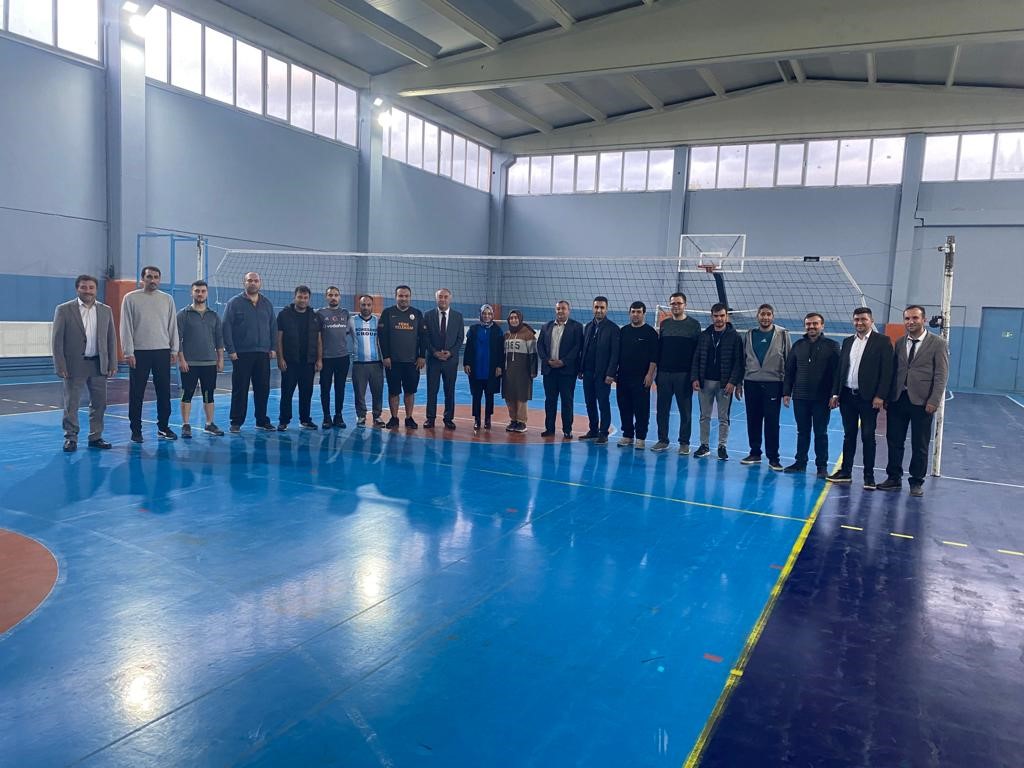 Hisarcık'ta Öğretmenler Günü'nde düzenlenen voleybol turnuvası büyük ilgi gördü.