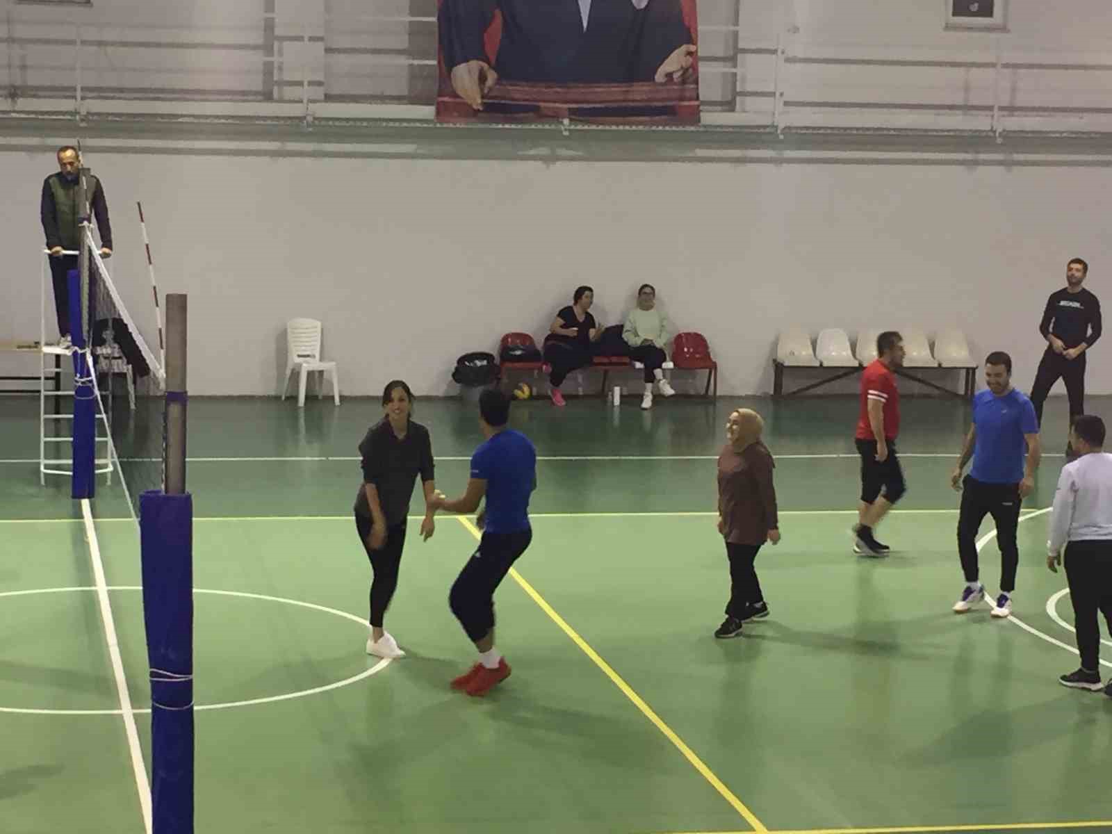 Öğretmenler Voleybol Turnuvası Öğretmenleri Şampiyon Yaptı