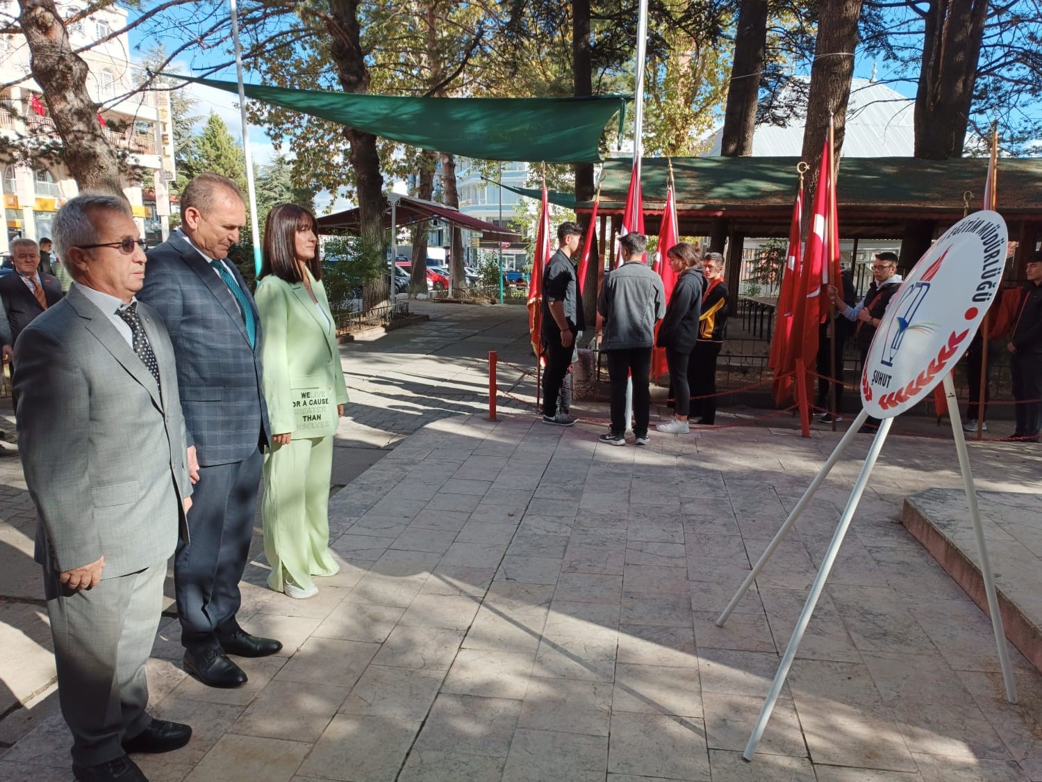 Şuhut'ta Öğretmenler Günü'nde Atatürk Büstü'ne çelenk sunuldu