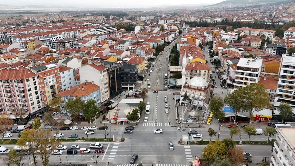 Kütahya Belediye Başkanı, Hacı Hıfzı Emer Caddesi'ndeki yayalaştırma çalışmalarını denetledi.