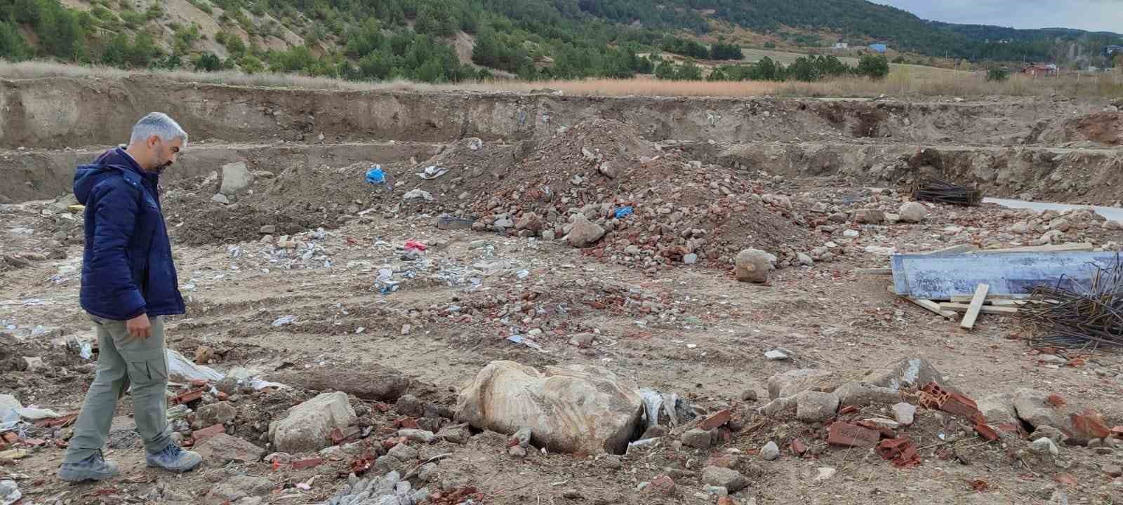 Bayraktepe Projesi'nde keşfedilen tarihi heykel Kütahya Müze Müdürlüğü'ne teslim edildi.