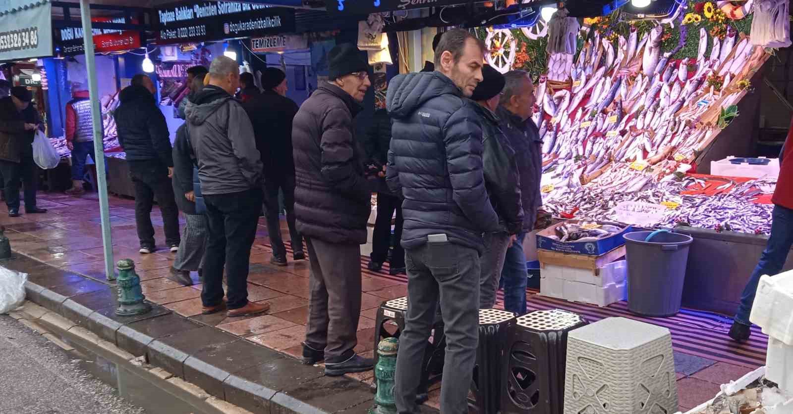 Eskişehir'de balıkçılar, soğuk havada yoğunluk yaşıyor