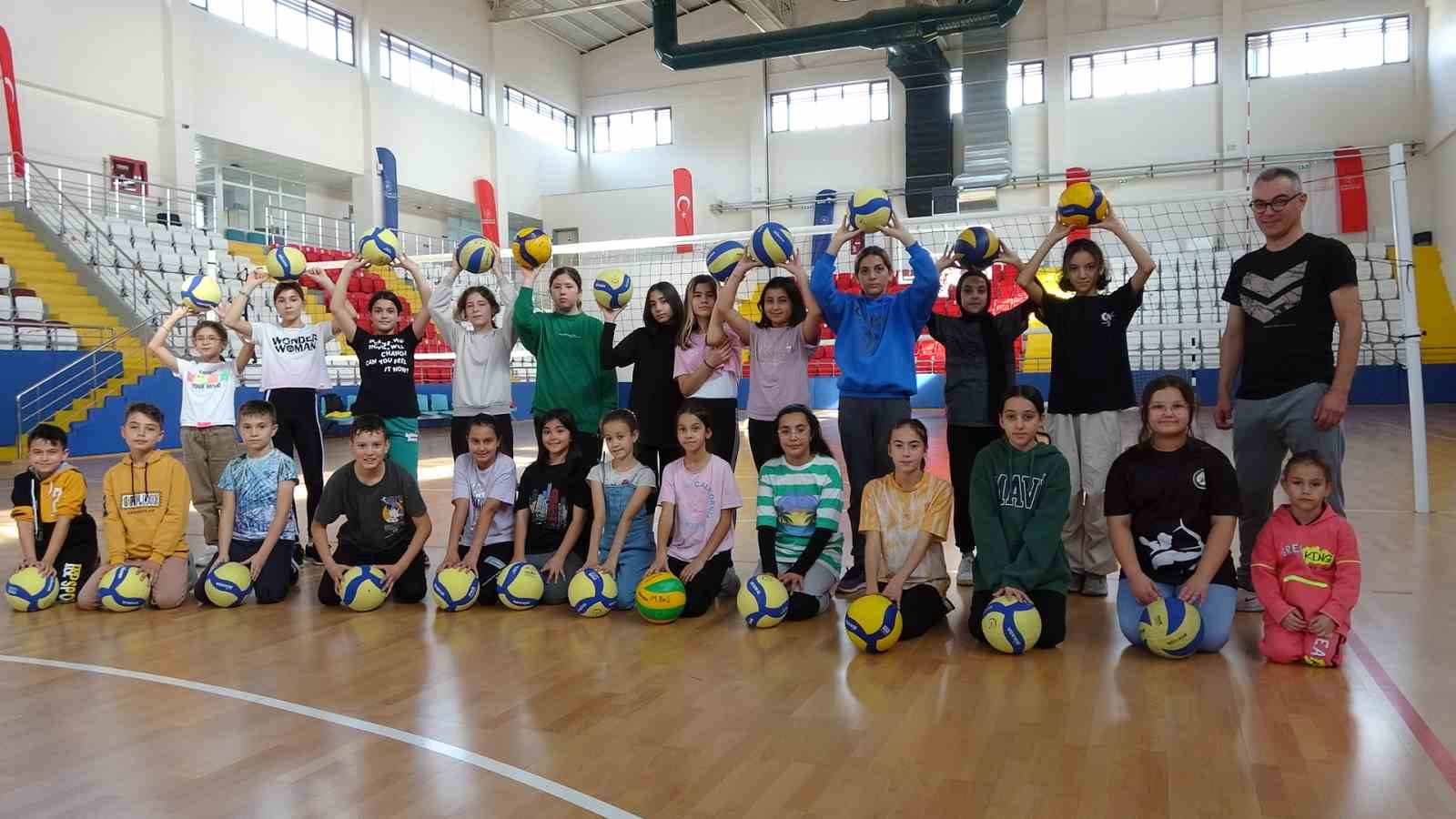 Tavşanlı'da Gençlere Voleybol Eğitimi Başladı