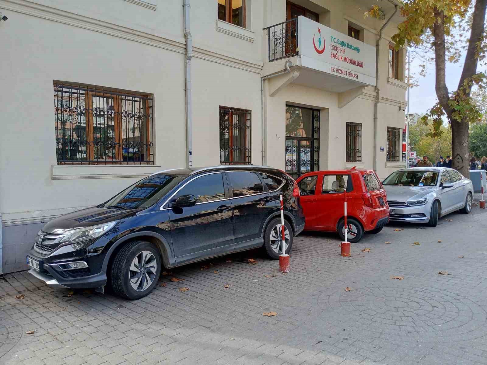 Eskişehir'de Duyarsız Sürücüler Park Yasağını İhlal Ediyor