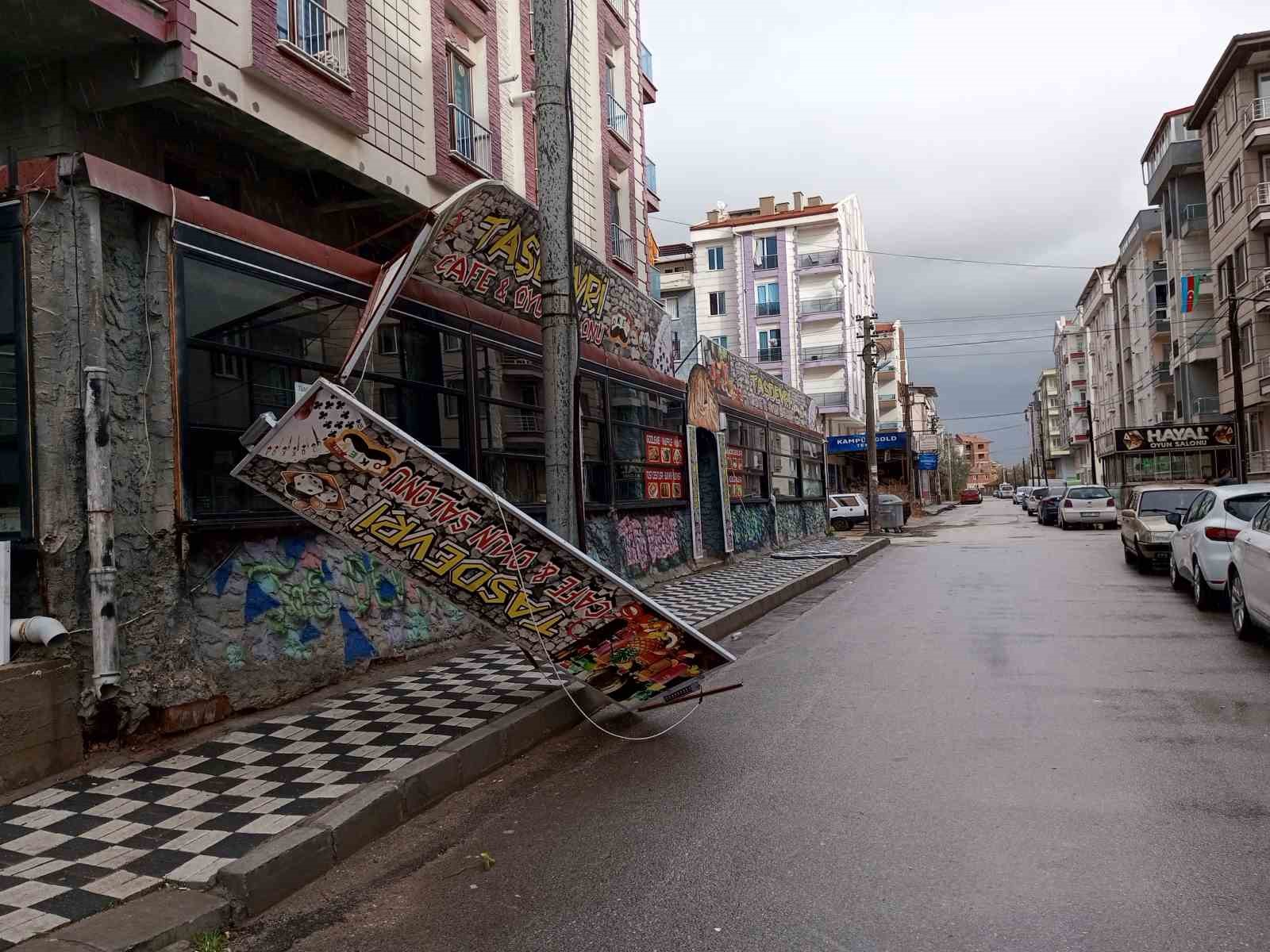 Afyonkarahisar'da Şiddetli Rüzgar Hayatı Etkiledi!