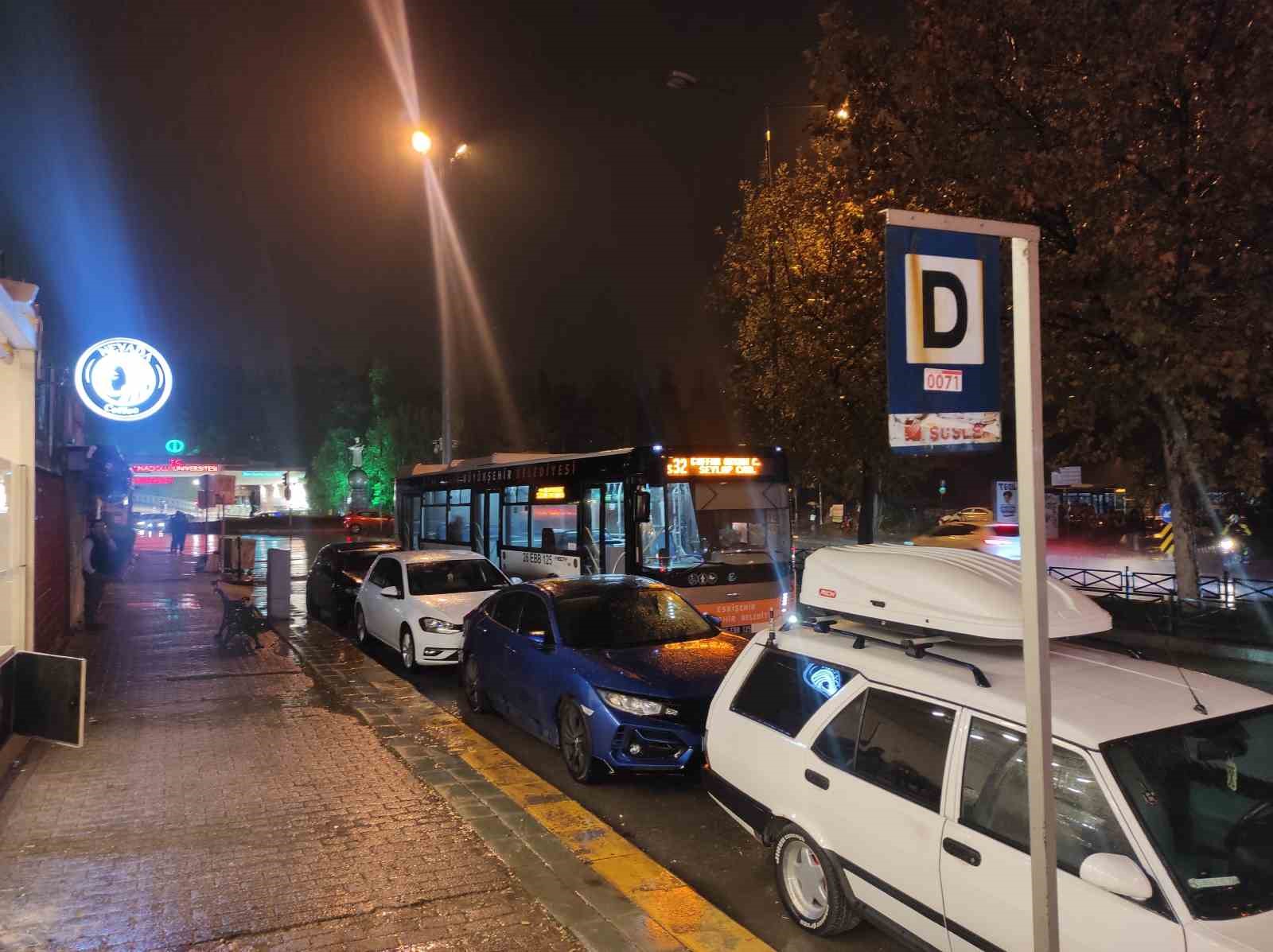 Eskişehir'de Otobüs Duraklarına Park Sorunu