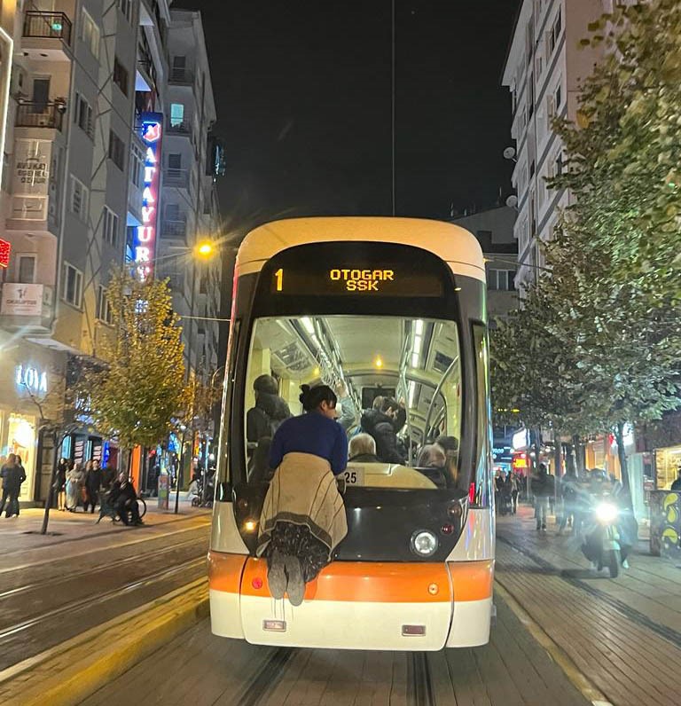 Eskişehir'de tramvayın arkasına tutunan çocuk!