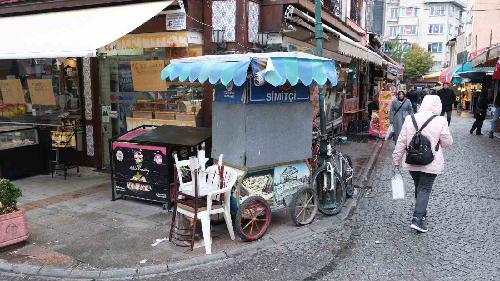 Eskişehir'de Yoğun Yağış, Seyyar Satıcılar ve İşletmeleri Etkiledi.