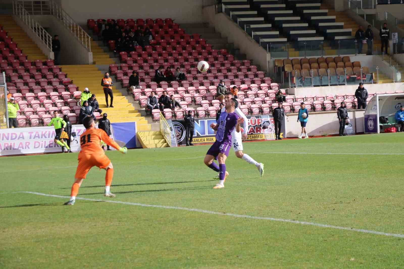 Afyonspor, evinde Beyoğlu Yeni Çarşıspor'u 2-1 mağlup etti.