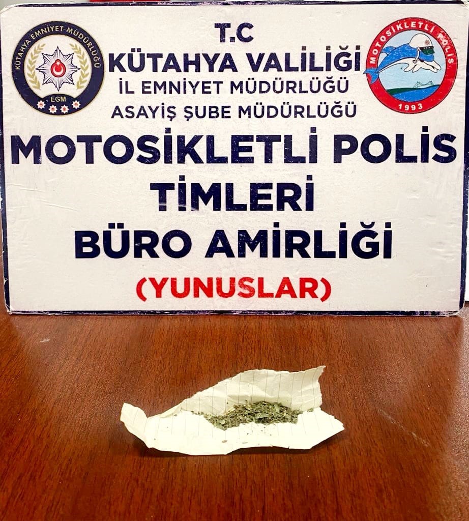 Kütahya'da Motosikletli Polisler, Şahsın Üstünde Bonzai Buldu