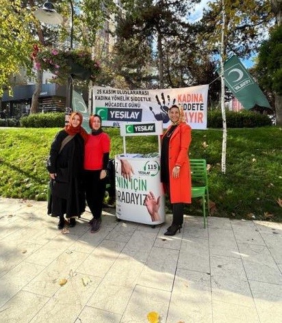 Bilecik'te Yeşilay tarafından kurulan standıyla kadına yönelik şiddete dikkat çeken görevliler, turuncu renkle farkındalık yaptı.