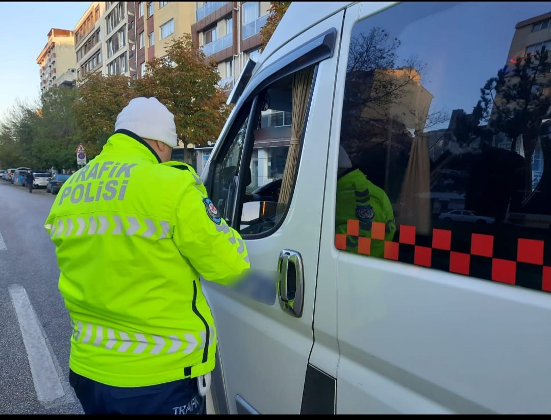 Eskişehir'de okul servislerine yönelik denetim: 10 şoföre 9 bin 81 TL para cezası.