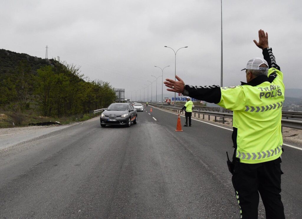 Bilecik'te ortak trafik denetiminde 8 sürücü ceza aldı.