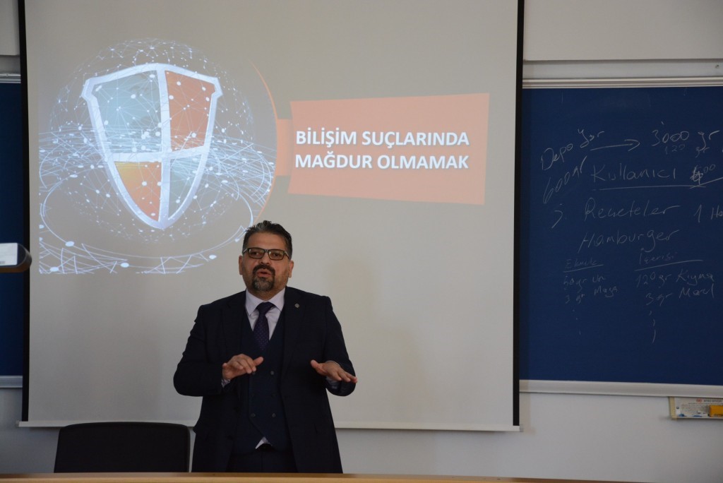 Anadolu Üniversitesi, bilişim suçlarına karşı bilinçlendirme semineri düzenledi.