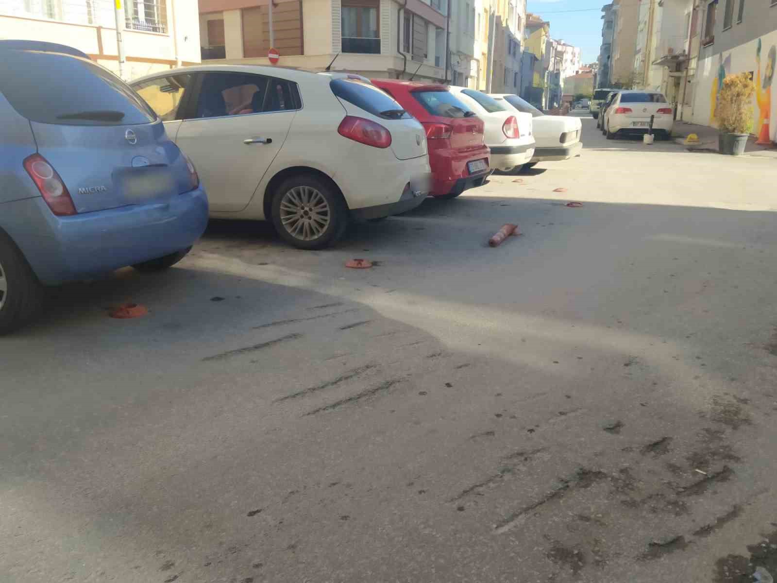 Eskişehir'de trafik dubalarına park sorunu artıyor.