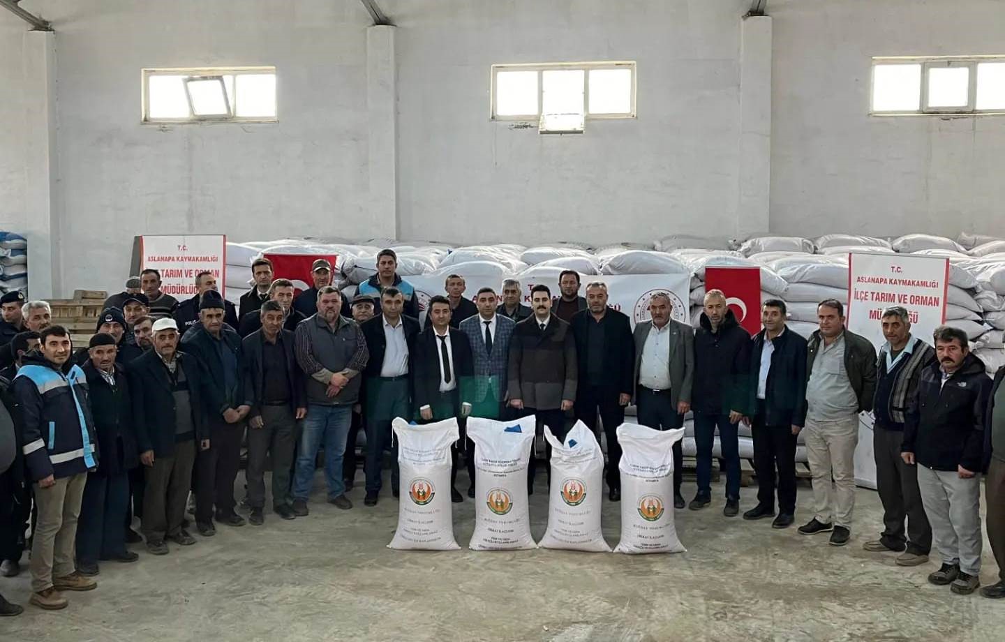 Kütahya'nın Aslanapa ilçesinde çiftçilere yüzde 50 hibeli 65 ton 550 kilo buğday tohumu dağıtıldı