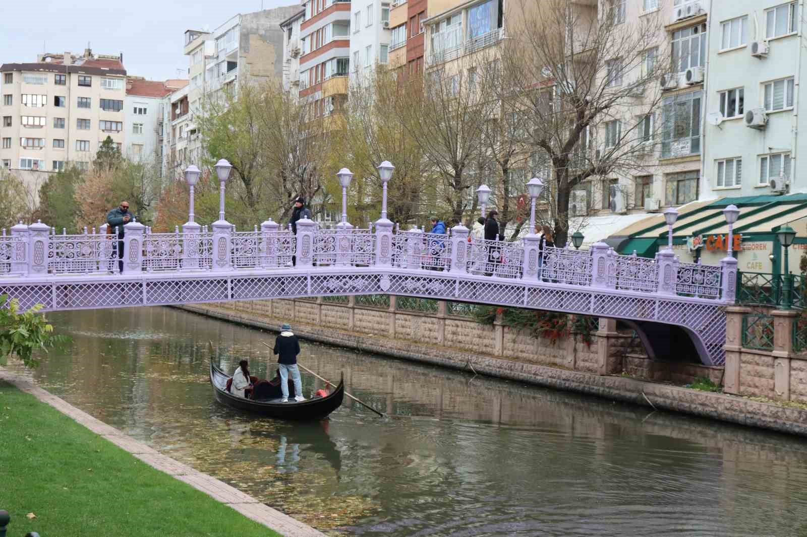 Eskişehir'de Soğuk Havaya Rağmen Gondol Keyfi