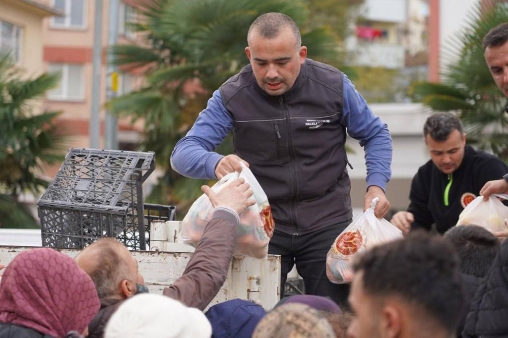 Bilecik ve Mezitli Belediyeleri İşbirliğiyle Mandalina ve Limon Dağıtımı