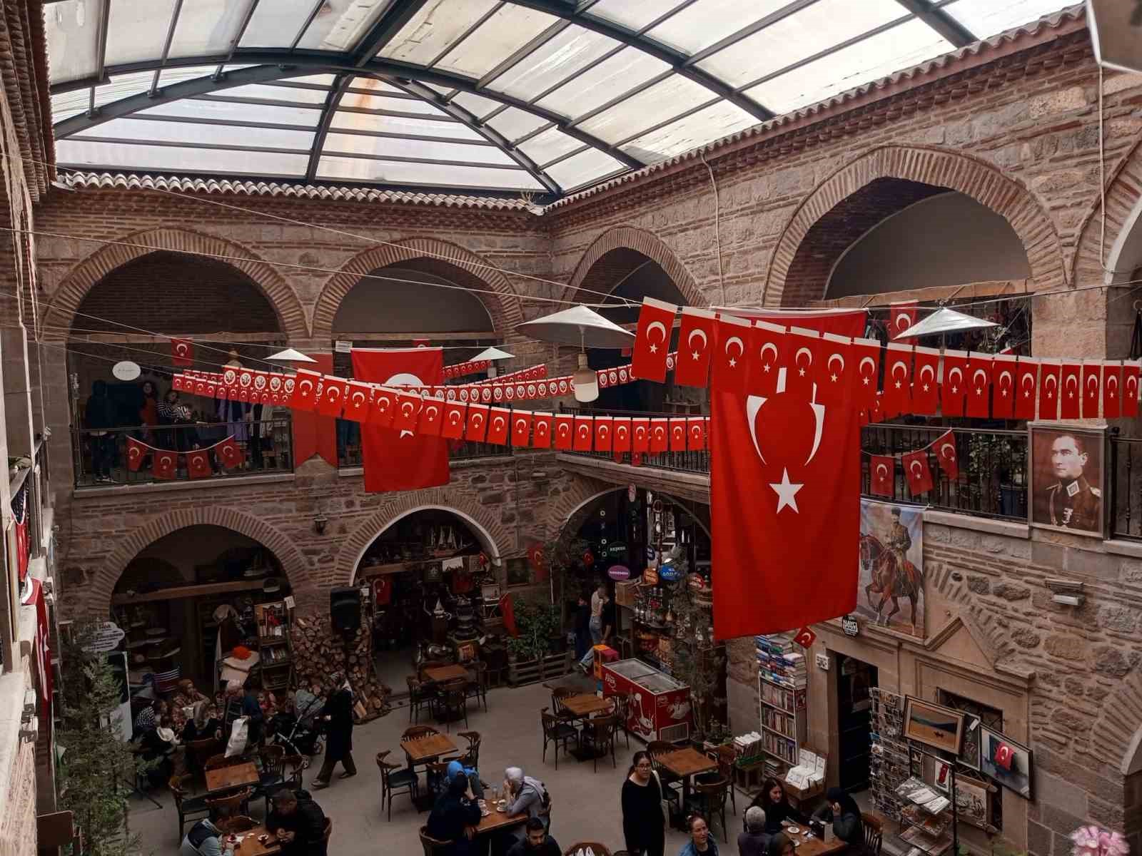 Afyonkarahisar'daki 400 yıllık Taşhan, restorasyon ile yeni bir çarşıya dönüştü.