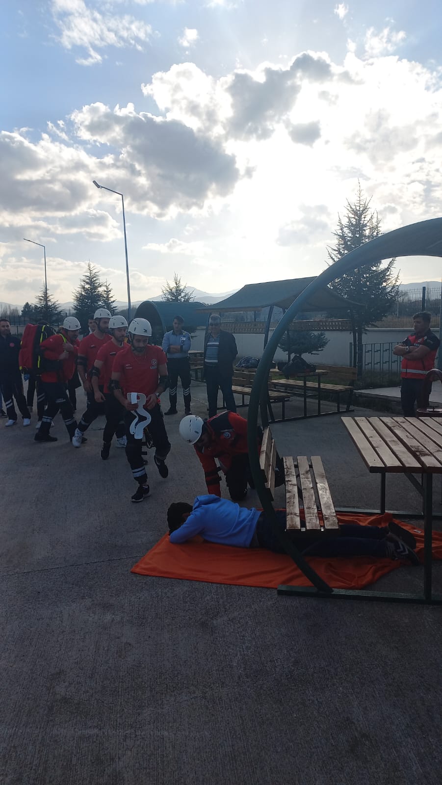 İl Ambulans Servisi Şuhut'ta Öğrencilere Acil Sağlık Eğitimi Verdi.