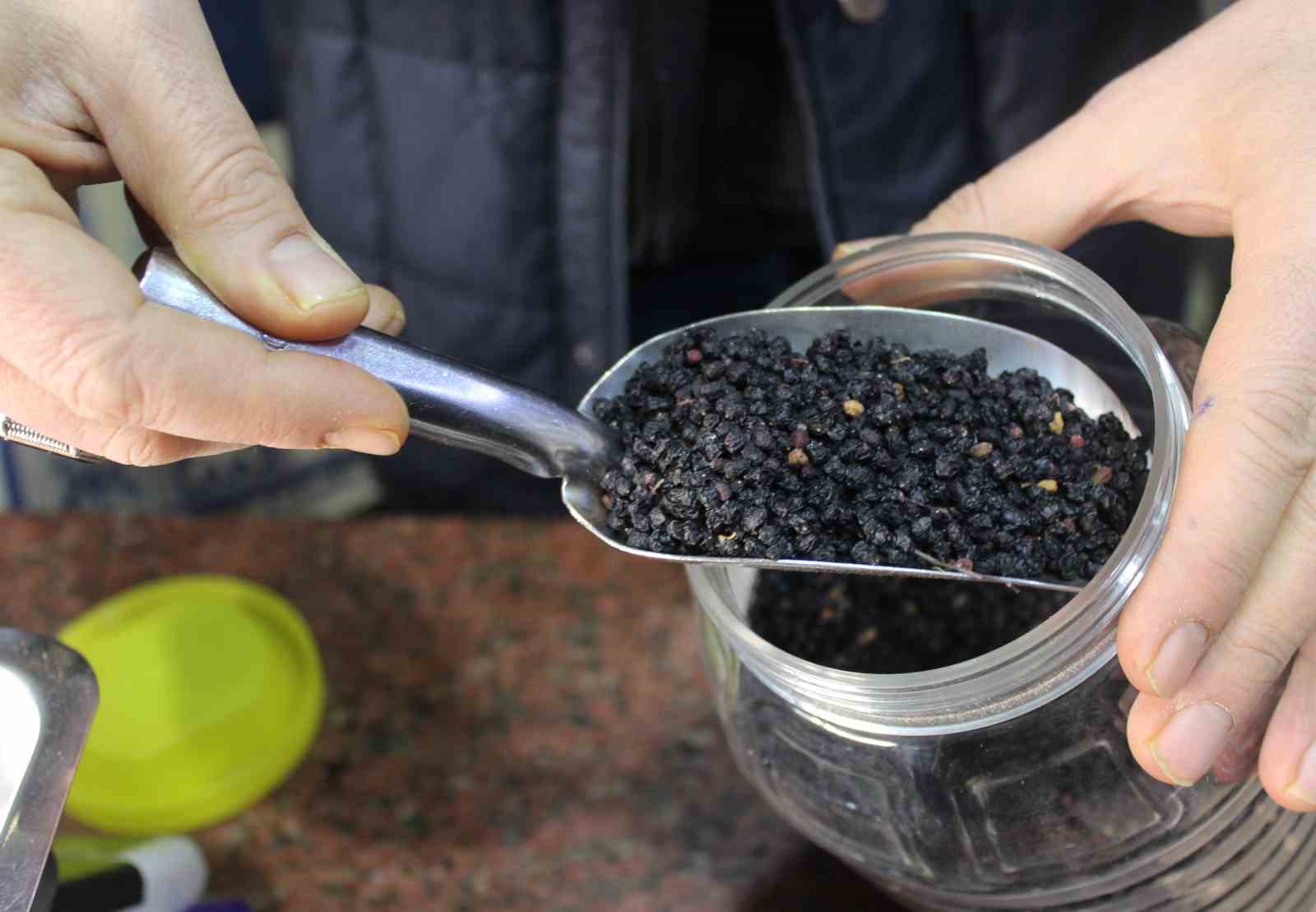 Aktarlar, Kara Mürverin Soğuk Algınlıklarına Karşı Faydalı Olduğunu Tavsiye Ediyor.