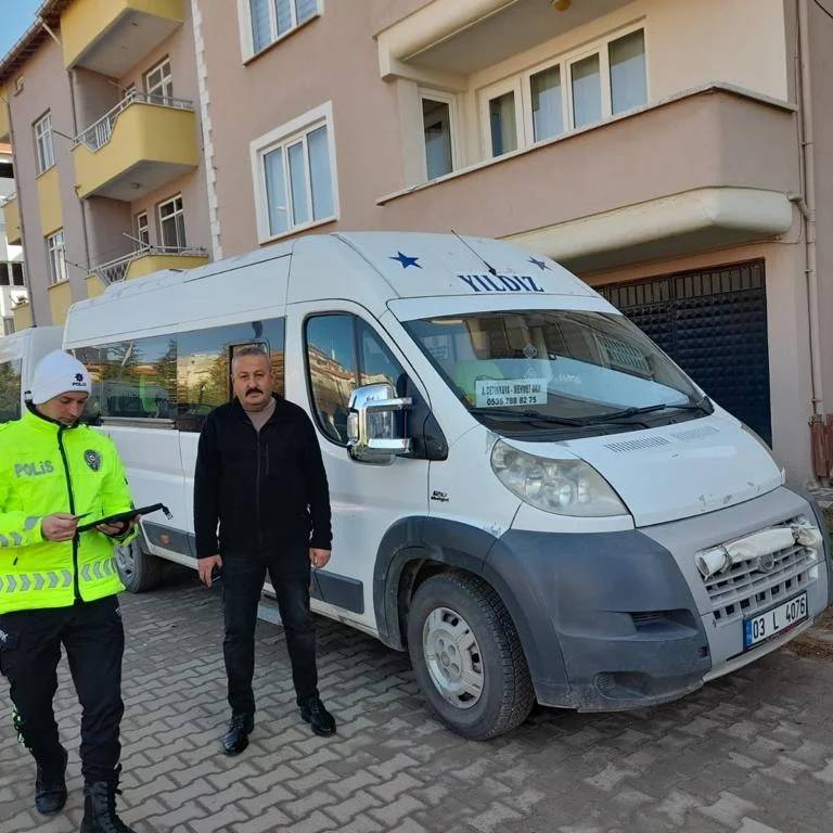 Okul servis araçları, öğrenci güvenliği için denetleniyor.