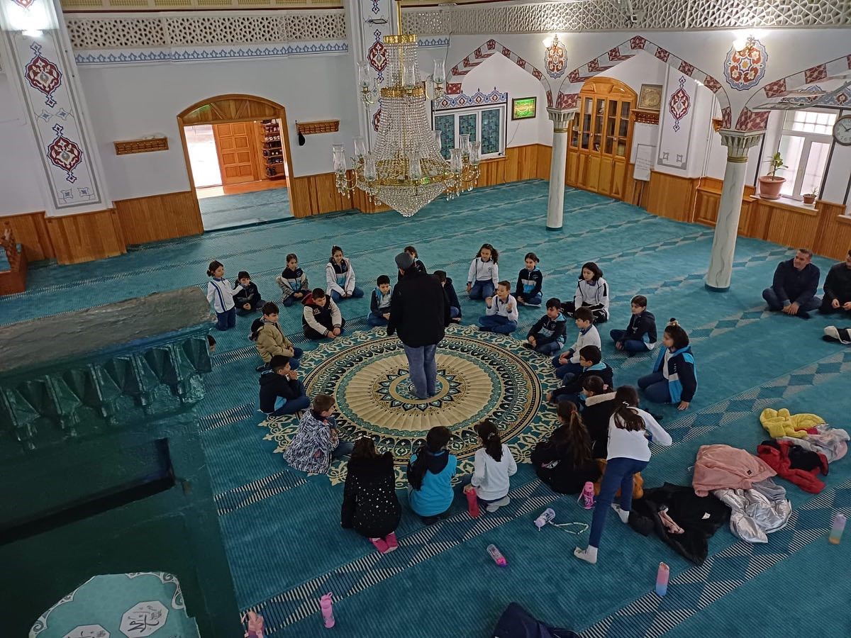 Eskişehir'deki Gazi İlkokulu Öğrencileri Ali Çavuş Cami'ni Ziyaret Etti.