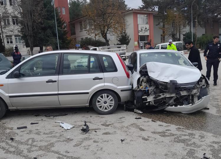 Bilecik'te trafik kazası: 3 yaralı