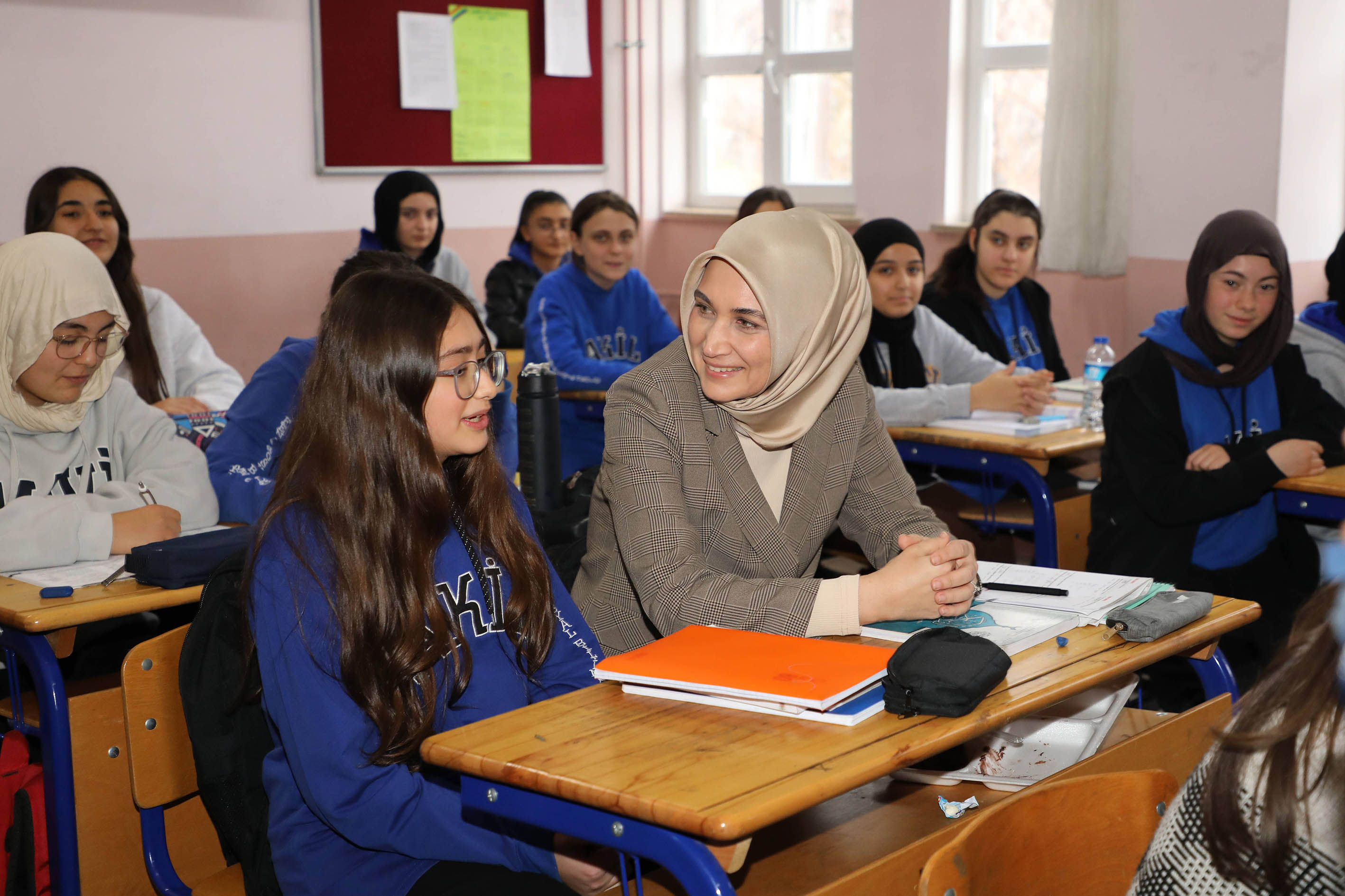 Vali, İmam Hatip Lisesi'ni ziyaret etti.