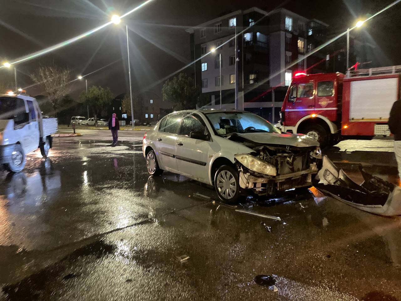 Isparta'da İki Otomobil Kavşakta Çarpıştı