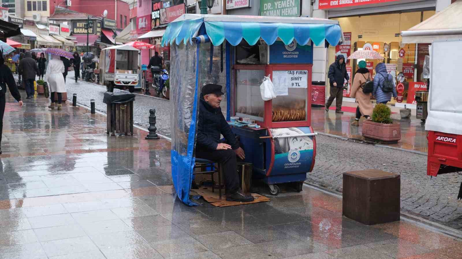 Eskişehir'de İnatçı Esnaf ve Tedbirli Vatandaşlar Yağmurda Cesur Kaldı