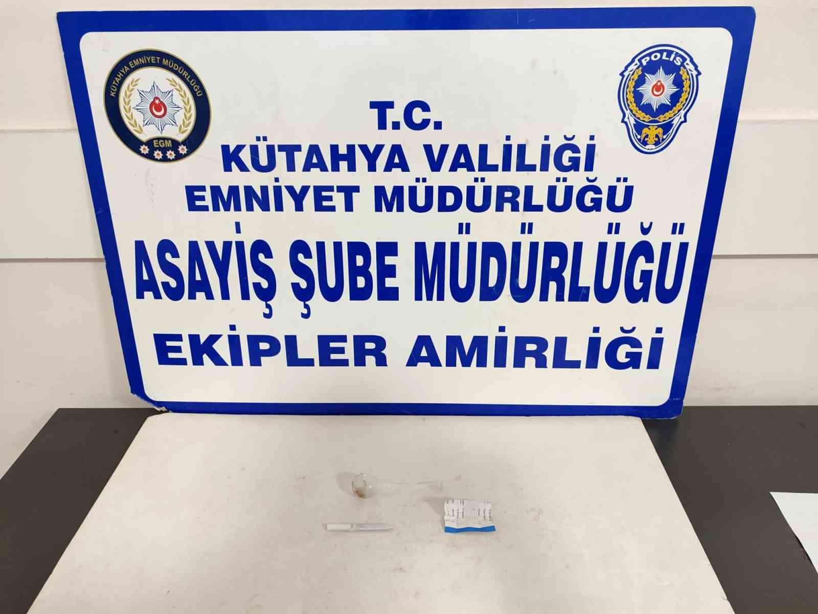 Kütahya'da Uyuşturucu Operasyonu: 40 gram metamfetamin ve 88 gram bonzai ele geçirildi.