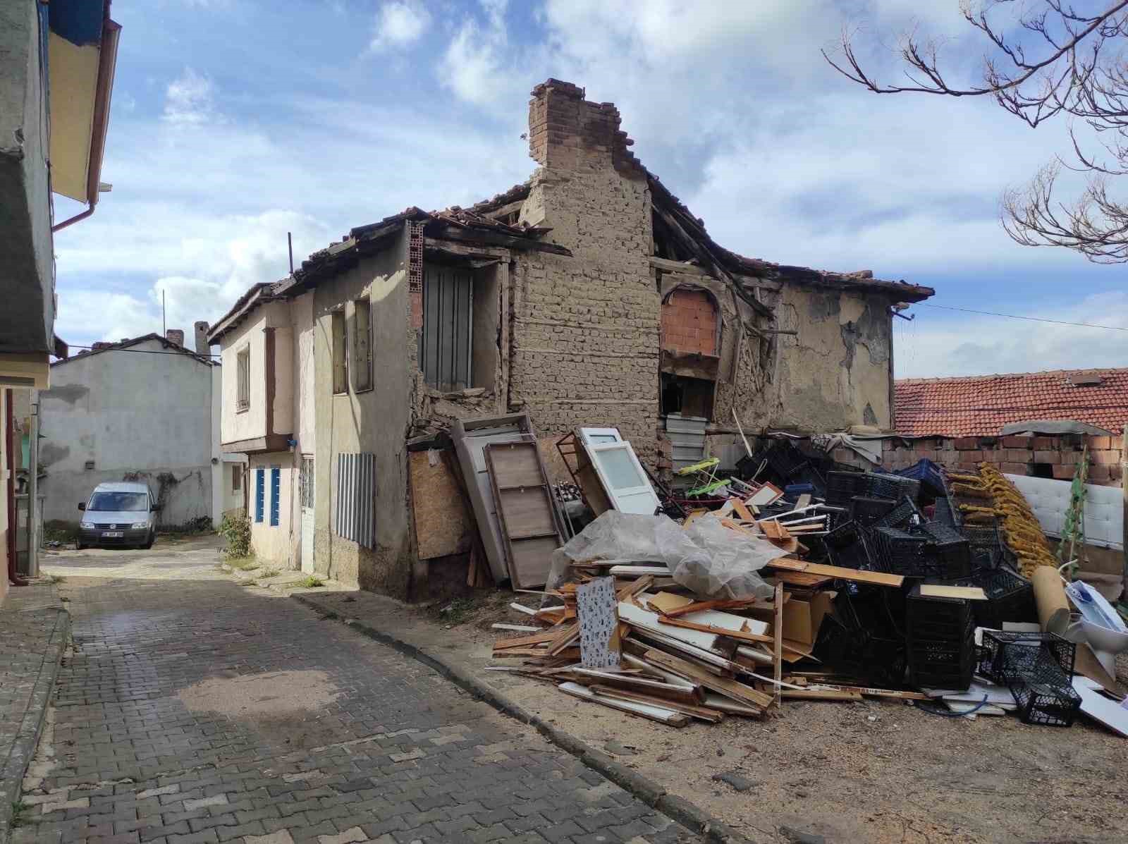 Virane hale gelmiş ev Eskişehir'de tehlike saçıyor.