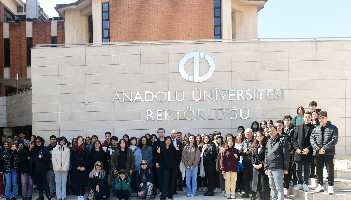 Anadolu Üniversitesi'nde öğrenciler için kampüs turları düzenleniyor.