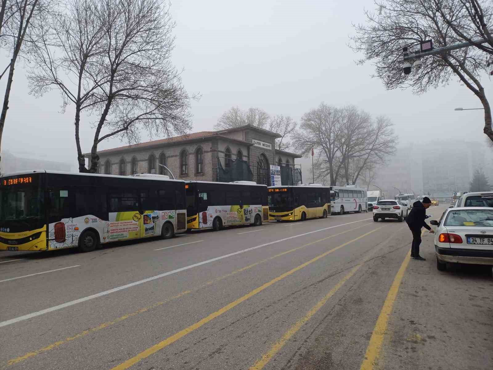 Afyonkarahisar'da yoğun sis trafik kazalarına neden oldu.