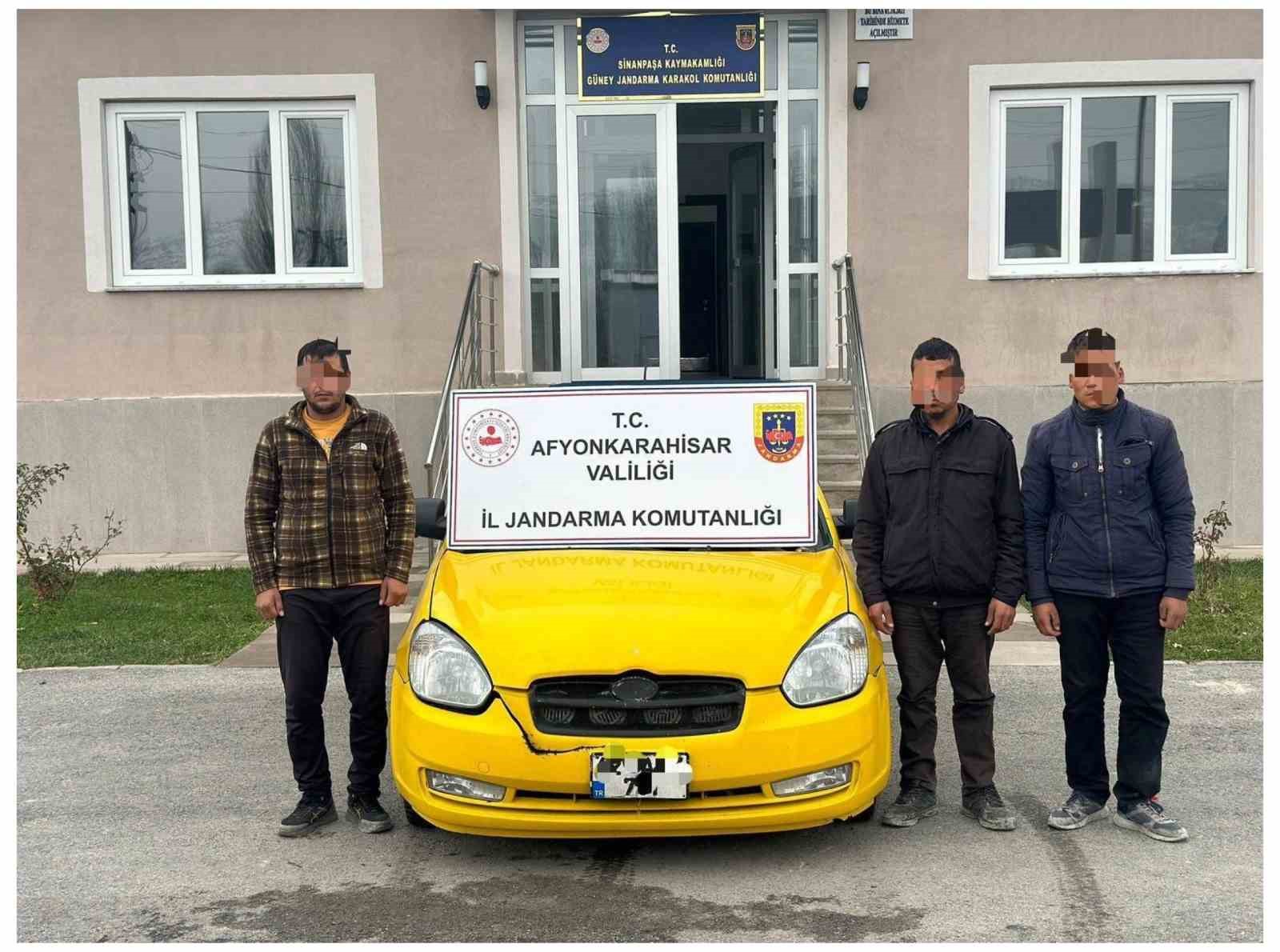 Afyonkarahisar'da yakalanan düzensiz göçmen kaçakçıları gözaltında