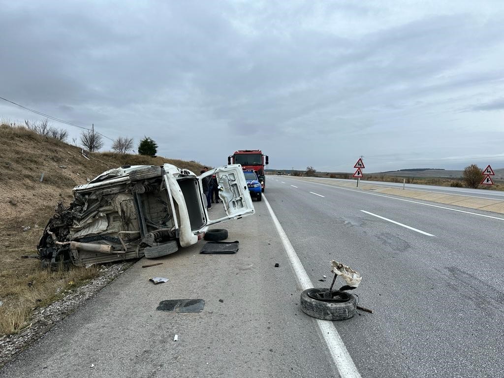 Afyonkarahisar'da kamyonet şarampole devrildi, sürücü öldü